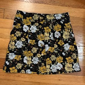 Floral mini skirt with snaps